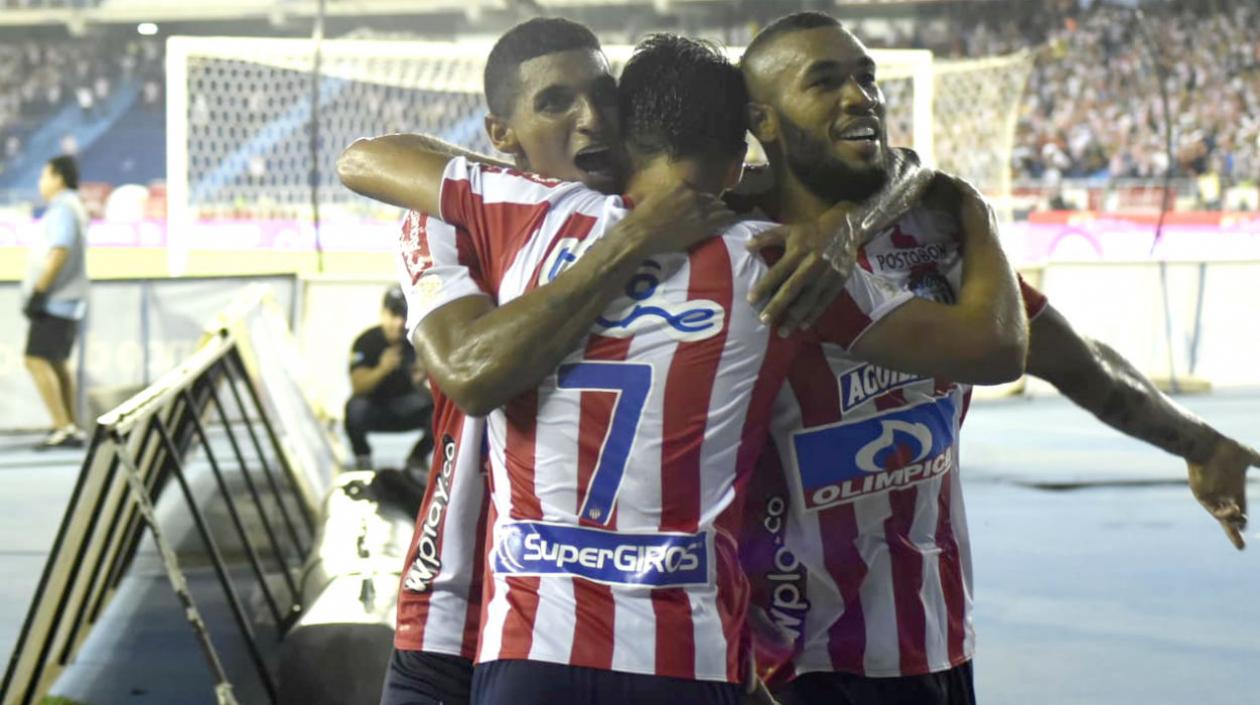 Sebastián Hernández celebra el gol del liderato con Gabriel Fuentes y Freddy Hinestroza. 
