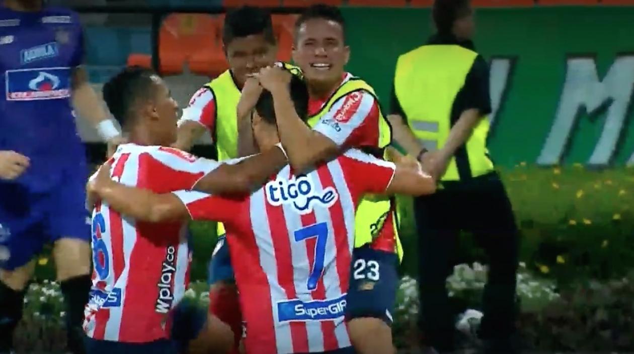 Jugadores del Junior celebrando el gol con Sebastián Hernández.