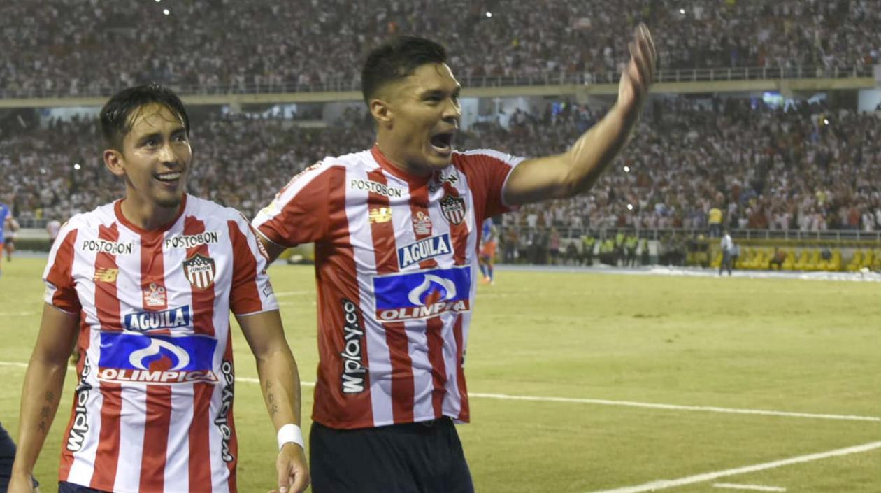Fabián Sambueza y Teófilo Gutiérrez celebran el gol ante el Deportivo Pasto.