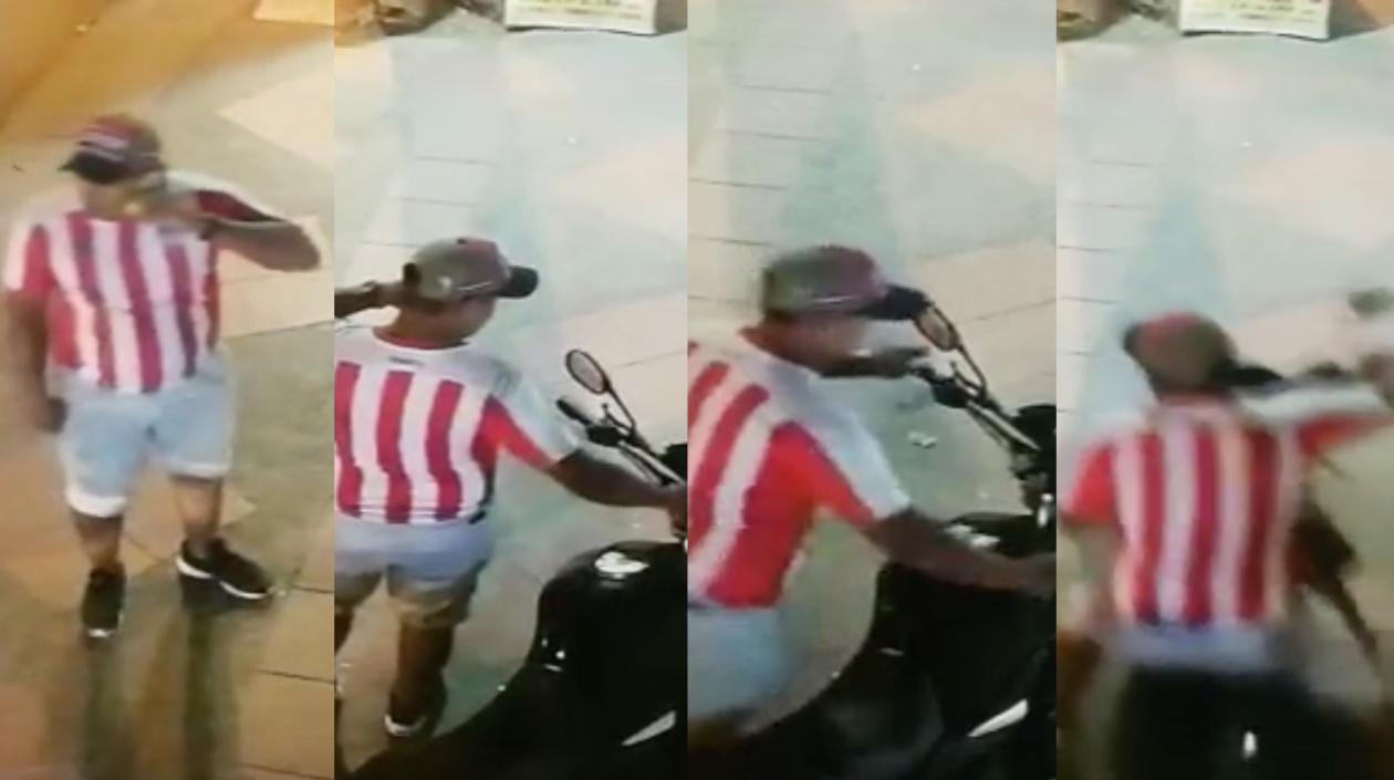 El ladrón simula hablar por celular y se roba la moto.