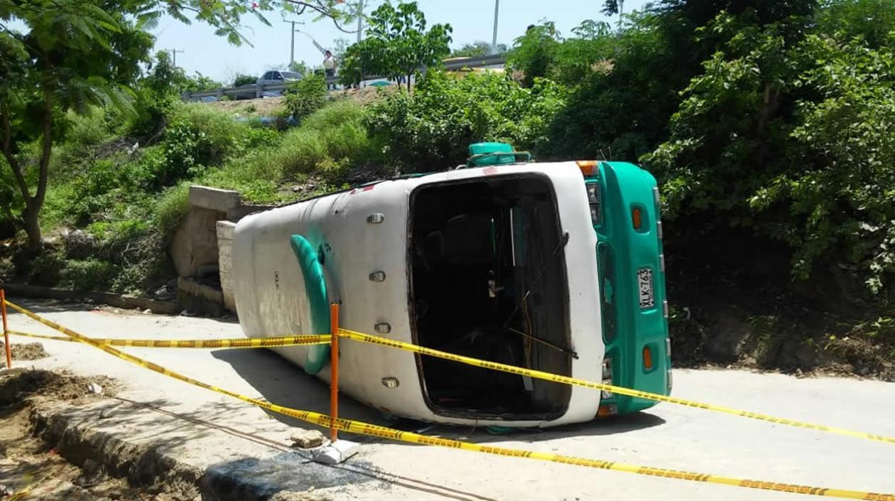 Un bus se volcó en el sector de Las Terrazas de Barranquilla