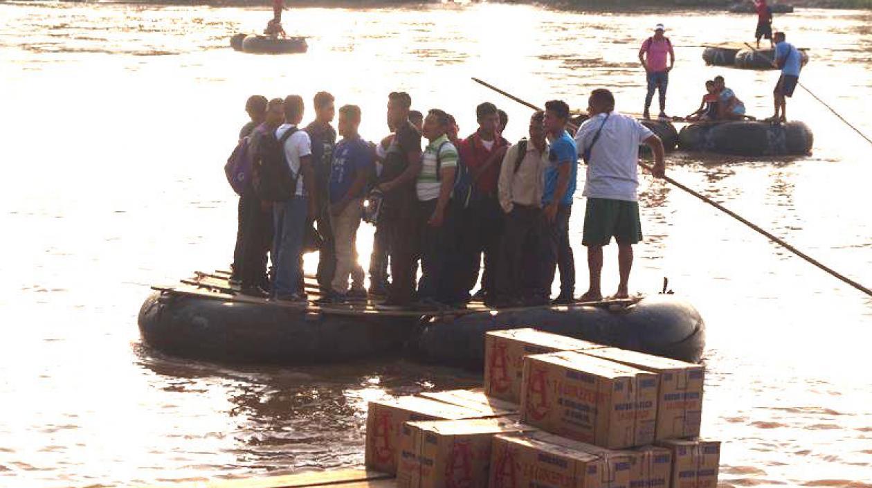 Migrantes cruzan el río Suchiate desde Guatemala este lunes, en el estado de Chiapas (México). 