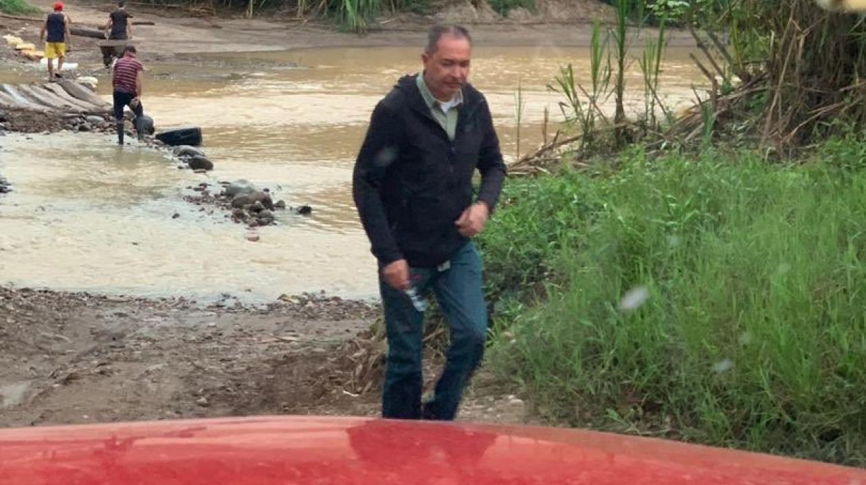 El diputado Richard Blanco cruzando la trocha en Táchira. 