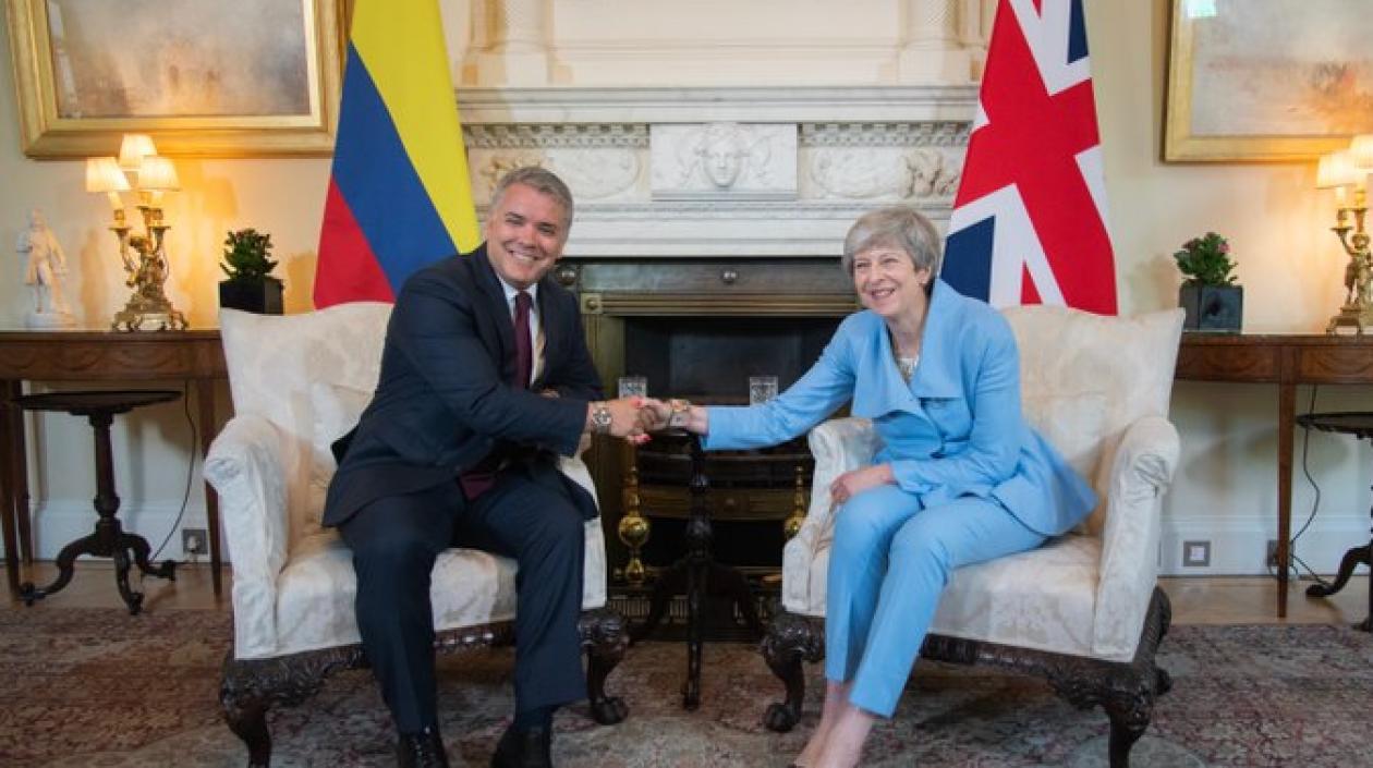 En la foto, el Presidente Iván Duque saluda a la Primera Ministra del Reino Unido, Theresa May.
