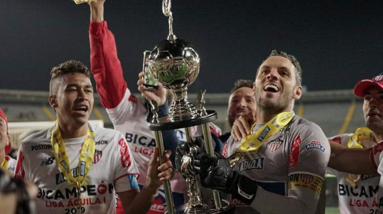 Sebastián Viera y Víctor Cantillo sostienen el trofeo de campeón de la Liga. 