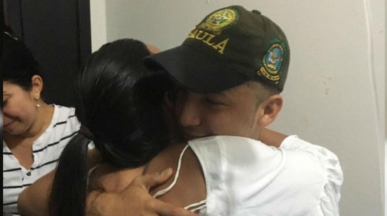 Roberto José Mejía Mancera se abraza con un familiar tras su liberación.