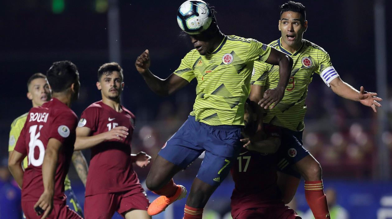 Duvan Zapata anota un gol durante el partido Colombia-Catar 