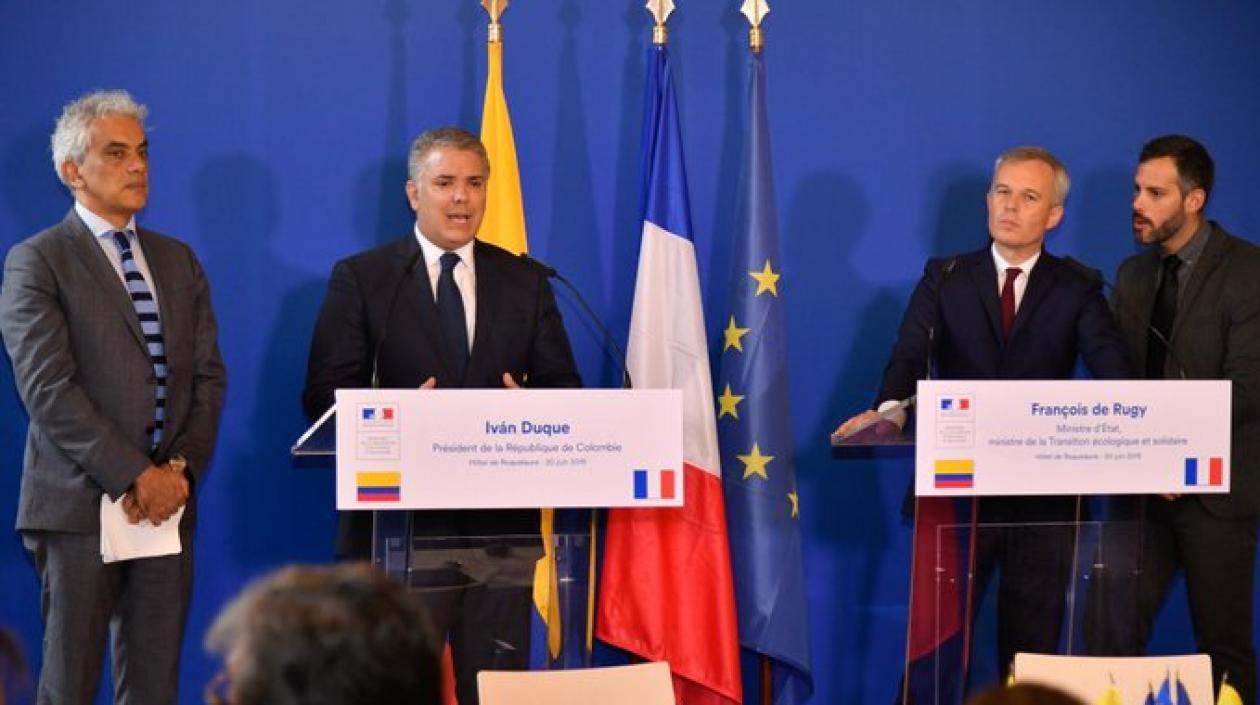 Ministro de Ambiente y el Presidente Duque con el titular francés de la cartera ambiental.