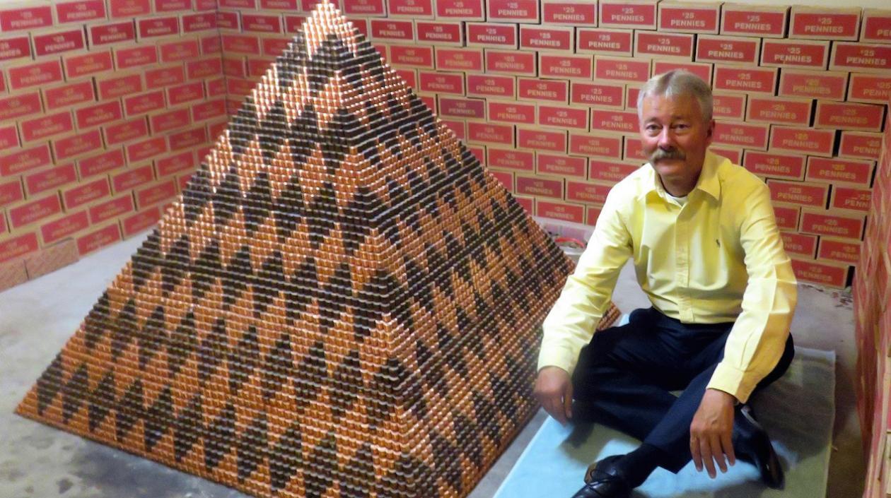Cory Nielsen, de 55 años, junto a su pirámide nombrada "Cooper Beast" (Bestia de cobre) que creó con 1.030.315 monedas de un centavo de dólar.