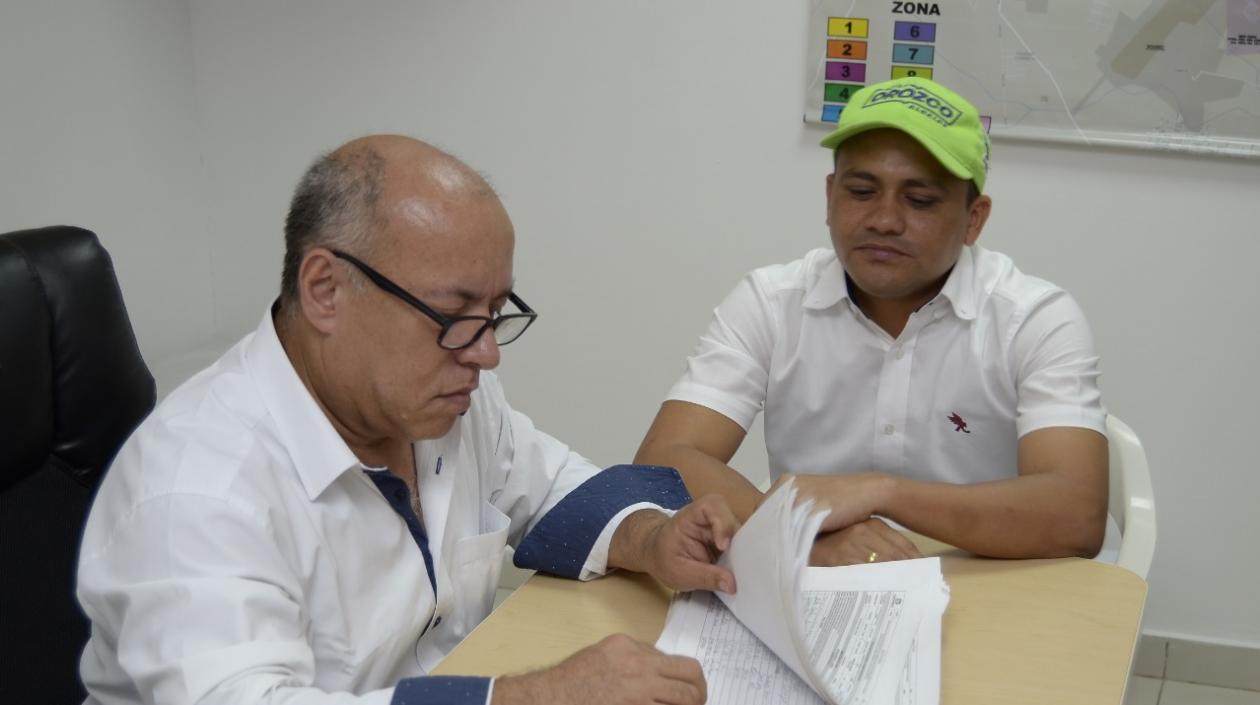 Brayan Orozco entregando las firmas que avalan su candidatura. 