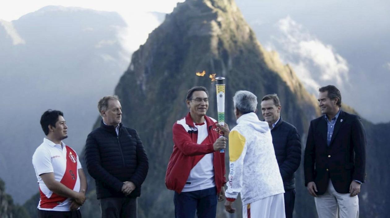 El presidente del Perú, Martín Vizcarra, recibe este miércoles la antorcha panamericana de los juegos de Lima 2019.