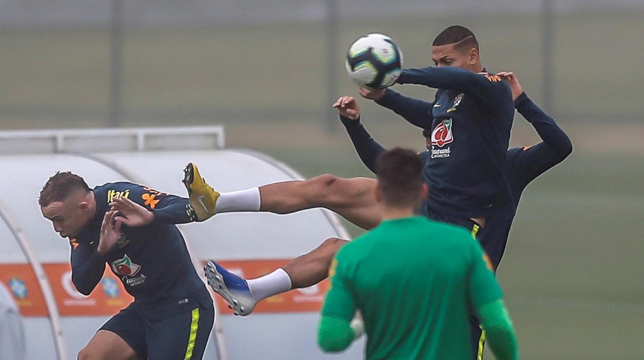  Los jugadores de Brasil Everton y Richarlison participan del entrenamiento.