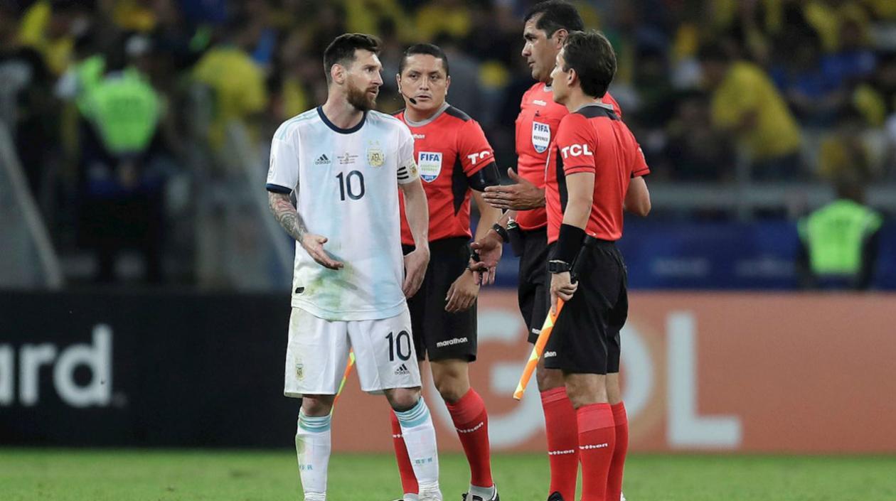 El árbitro ecuatoriano Robby Zambrano (2-d) habla con Lionel Messi.