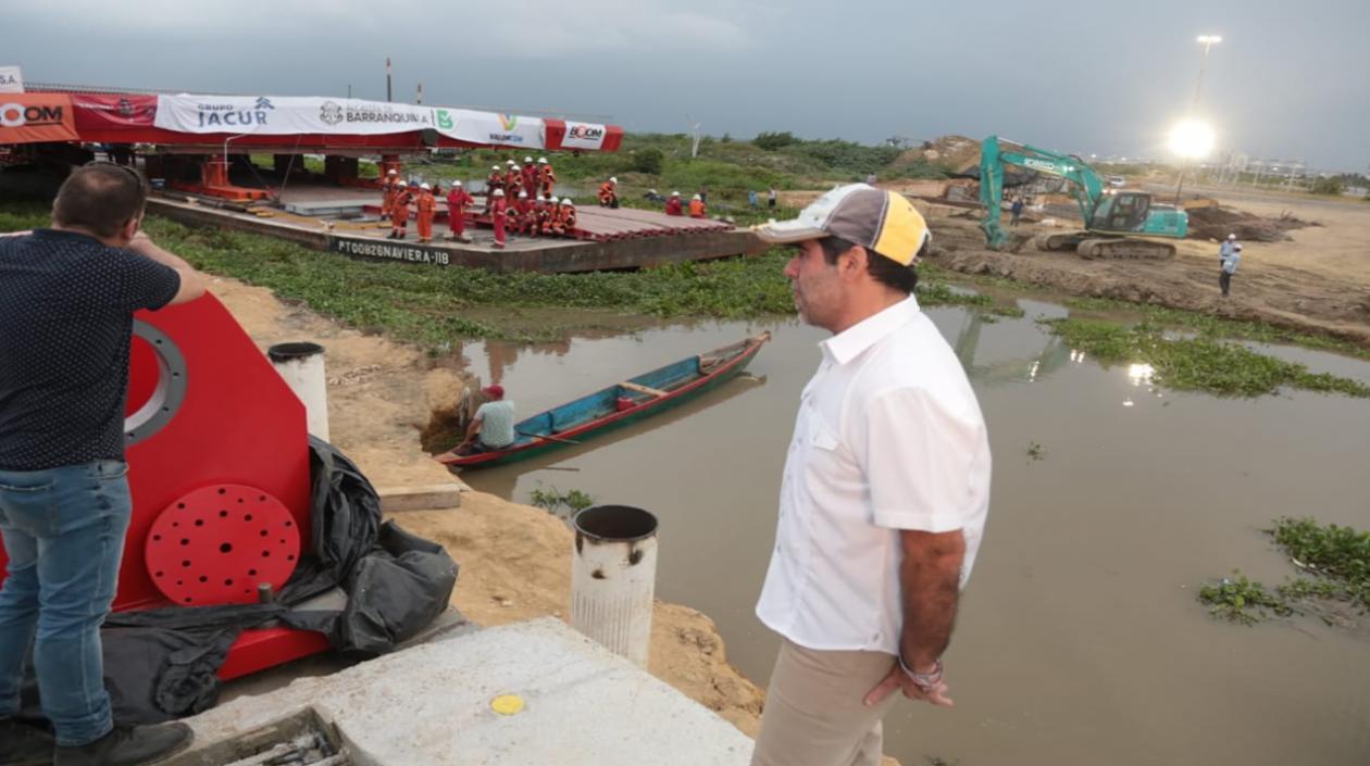 Alcalde de Barranquilla Alejandro Char en el montaje del puente móvil