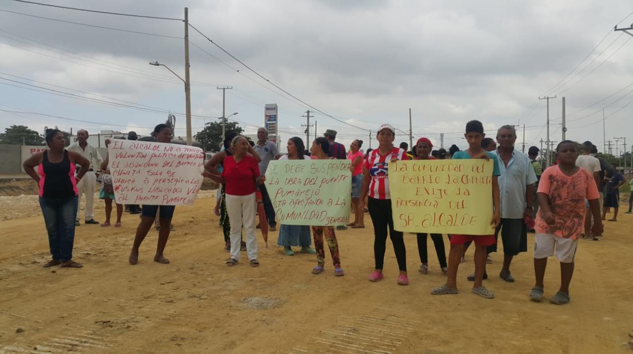 Habitantes de La Chinita bloqueando las vías de acceso al nuevo Puente Pumarejo.