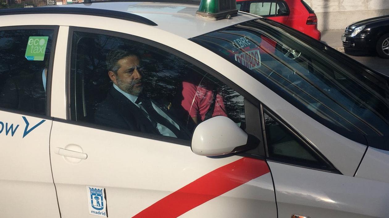 Daniel Angelici llega en un taxi al TAS. 