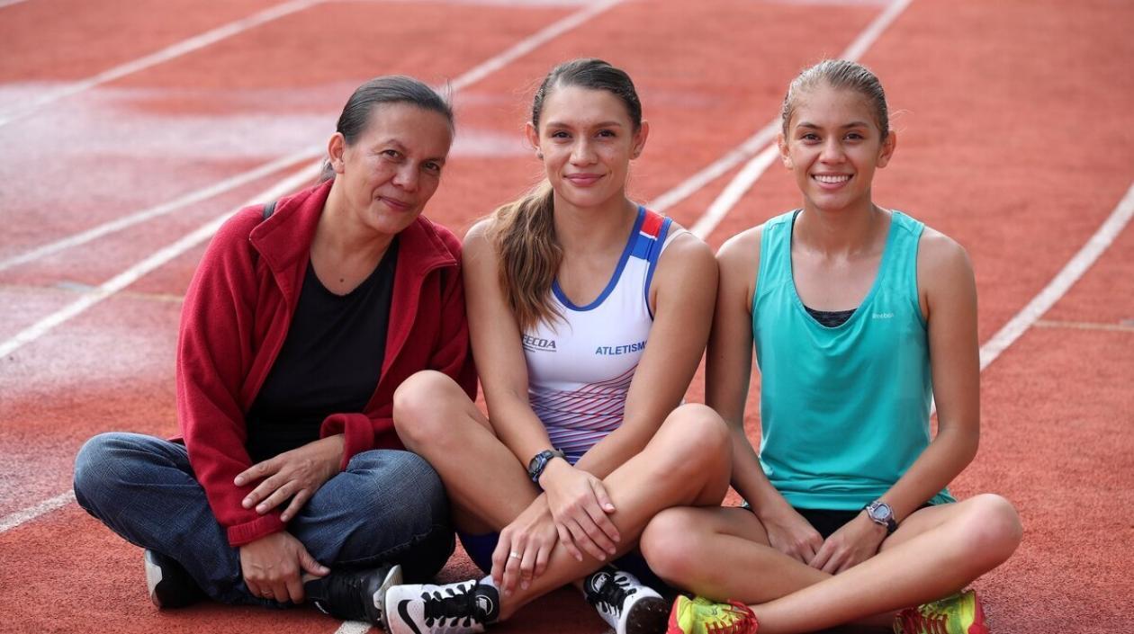  Andrea y Noelia Vargas, con su madre Dixiana Mena.