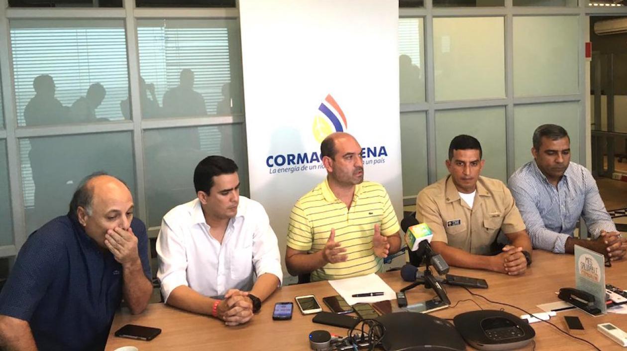 El Director de Cormagdalena, Pedro Pablo Jurado, con autoridades portuarias este sábado en Barranquilla.