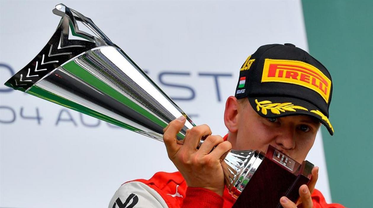 Mick Schumacher, el hijo de Michael Schumacher, logró su primera victoria en la F2 en Hungría.
