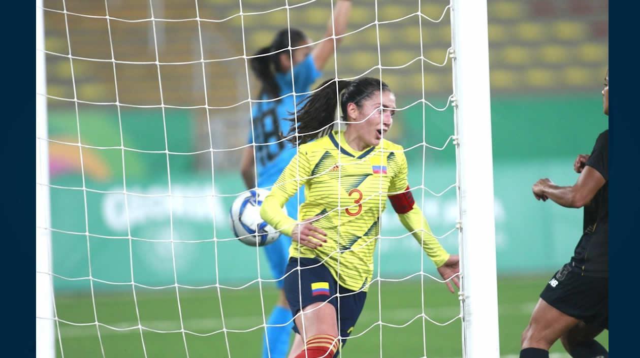 Natalia Gaitán celebra su gol con Colombia.
