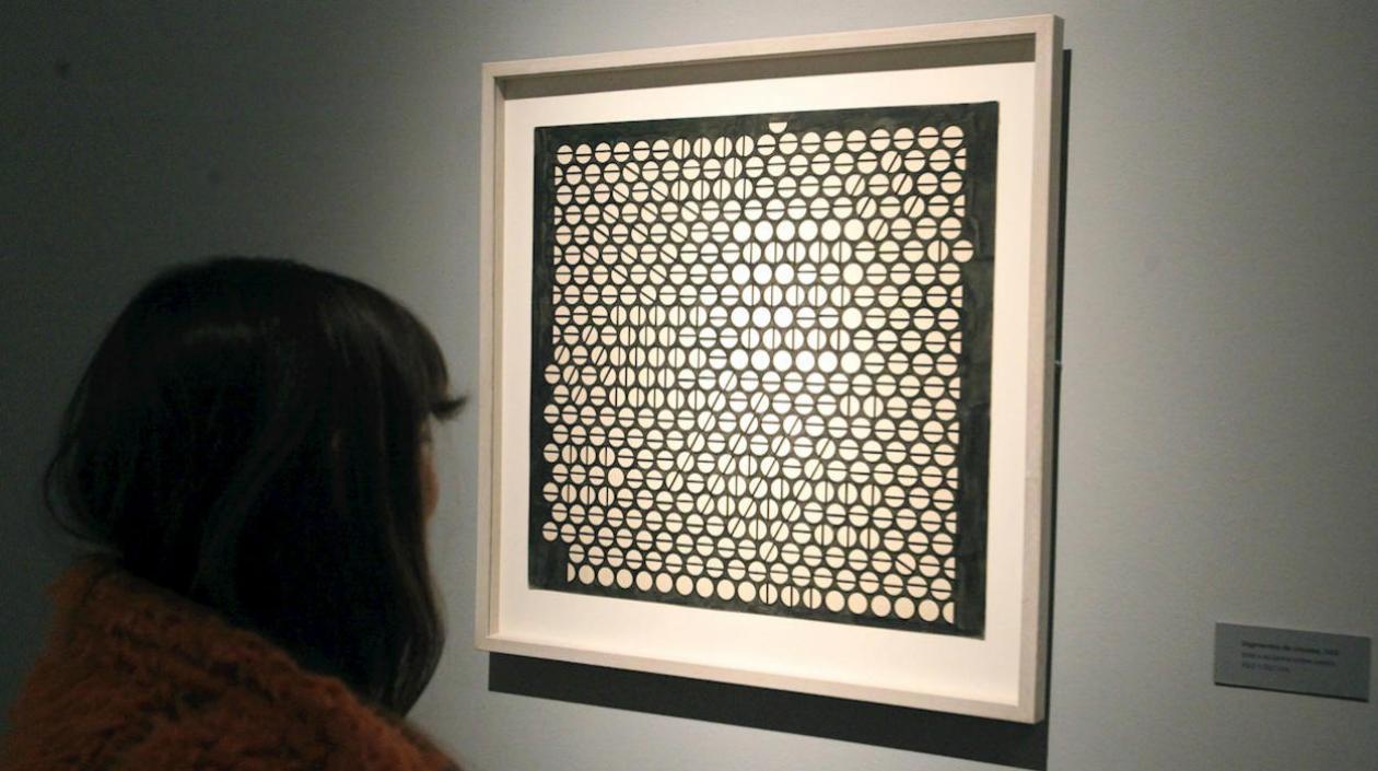 Una mujer observa una de las obras del artista Julio le Parc.