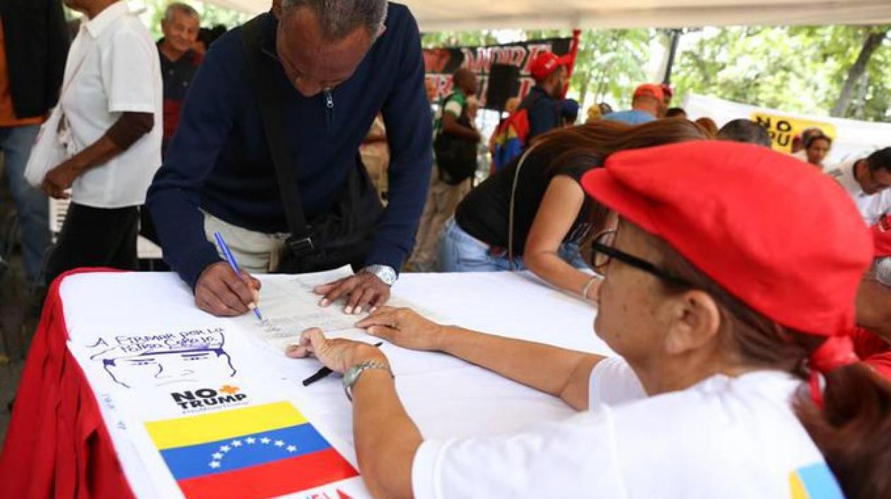 Imagen de los chavistas firmando el "No Más Trump".