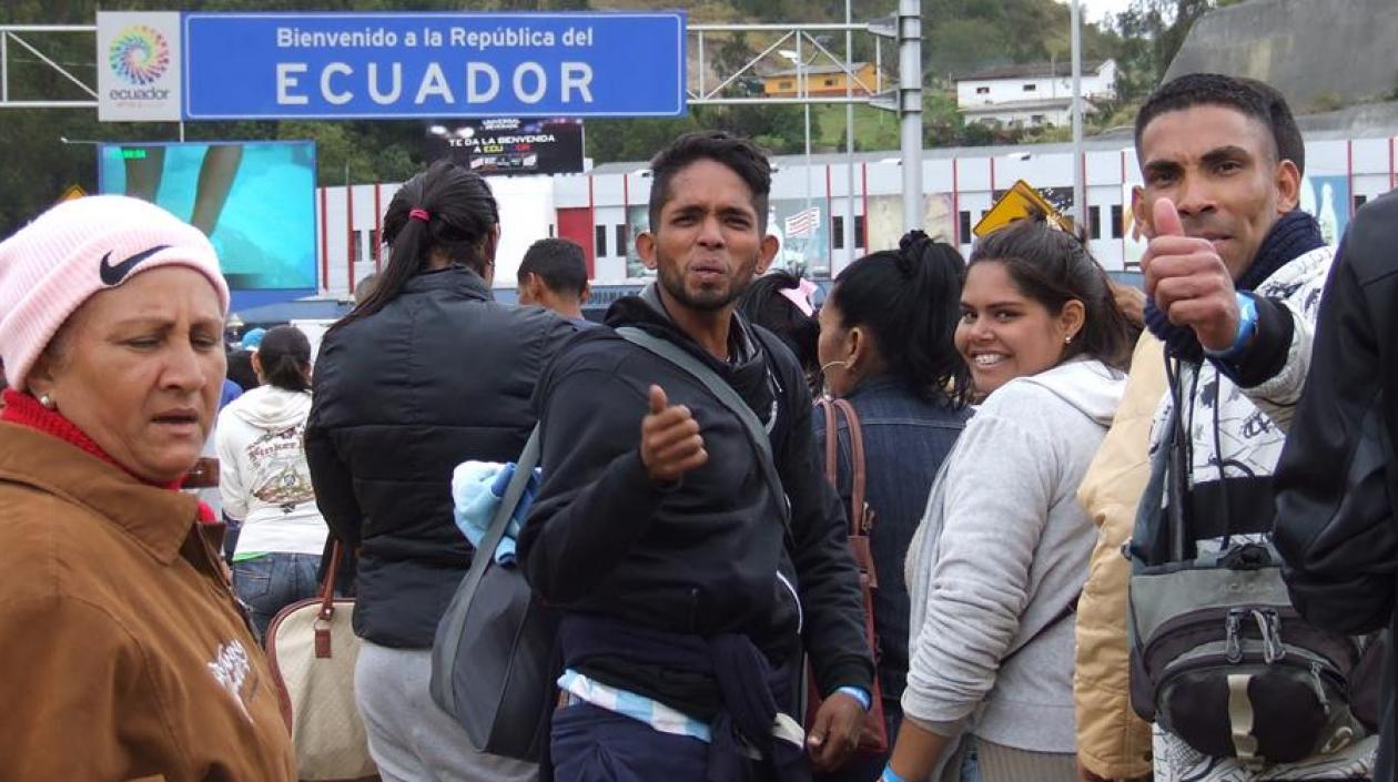 Cientos de migrantes venezolanos llegan al Puente de Rumichaca.