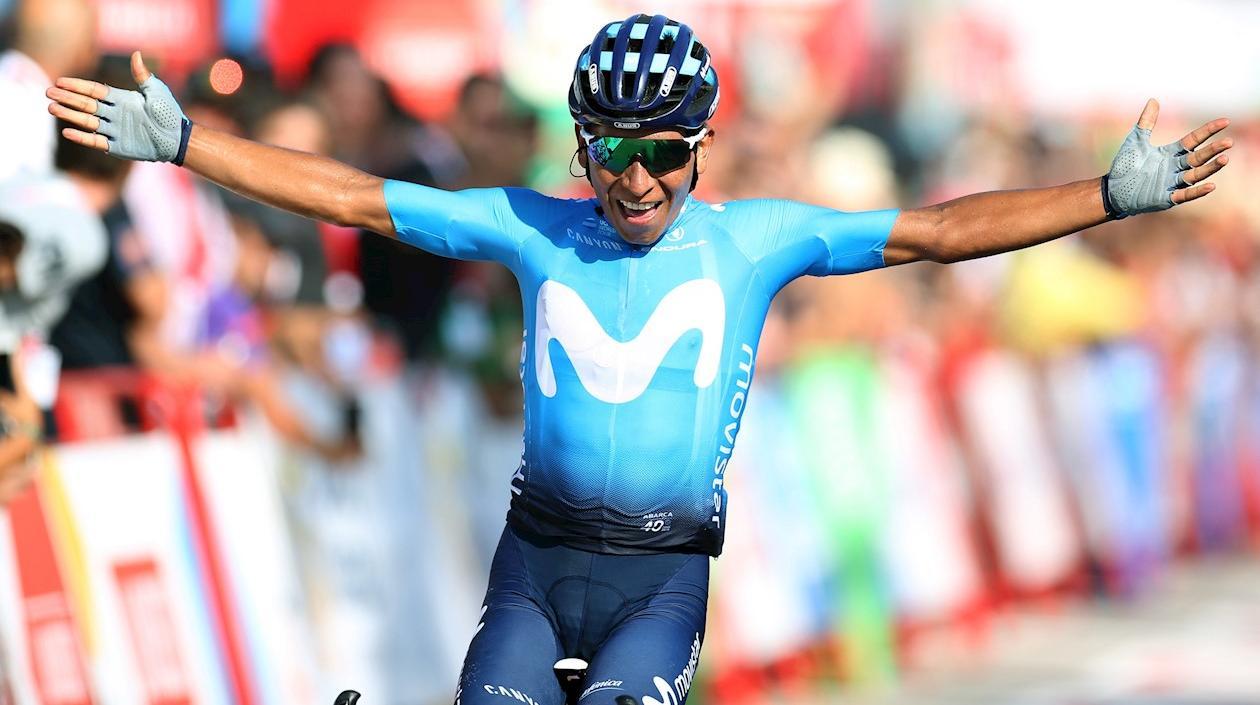 Nairo Quintana, ciclista colombiano, celebra la victoria en meta.