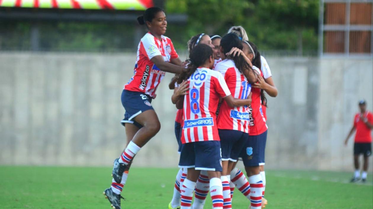 Las Tiburonas celebrando el gol de Yoreli Rincón.