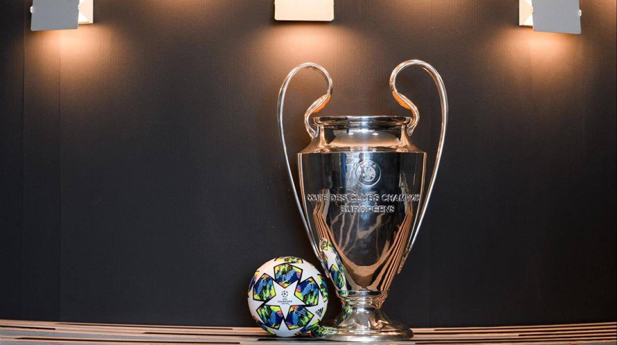 El trofeo de la Liga de Campeones. 