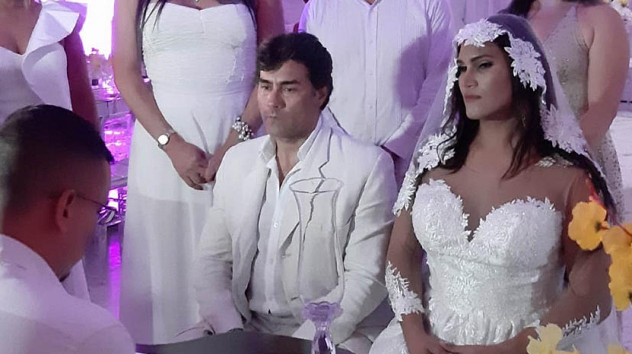 El actor Mauro Urquijo y su novia trans María Gabriela Isler.