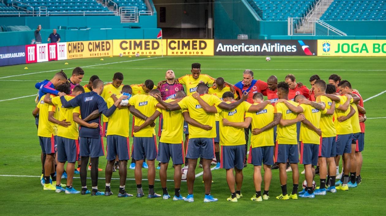 Jugadores de Colombia hacen ronda antes de iniciar el último entrenamiento. 