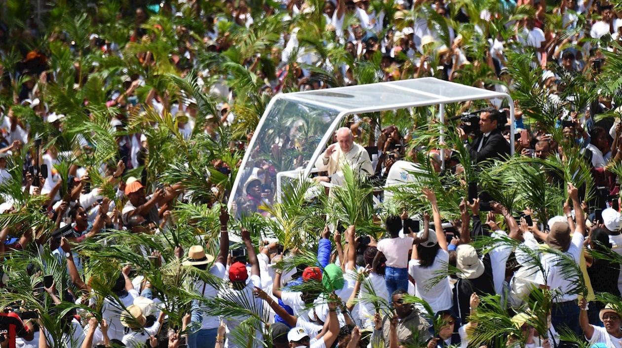 Miles de personas dan la bienvenida al papa Francisco (c) a su llegada al monumento a María Reina de la Paz en Port Louise, capital de Mauricio, este lunes.