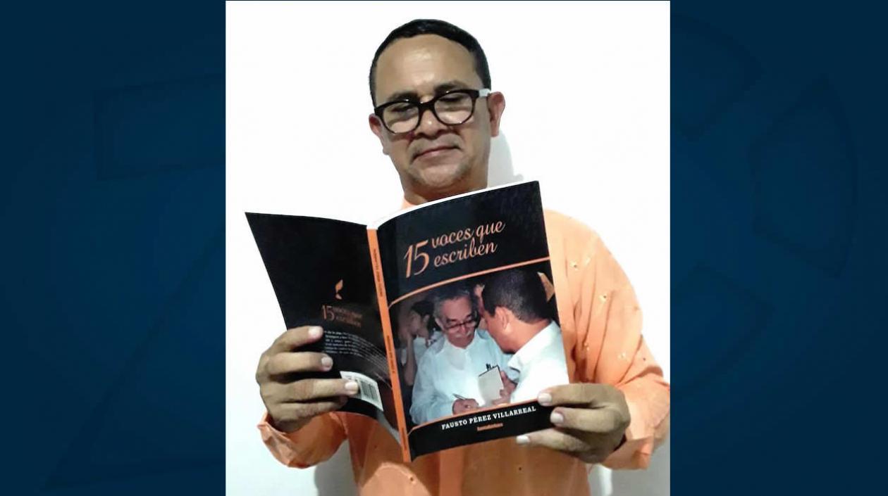 El escritor Fausto Pérez Villarreal, hojeando su libro ’15 voces que escriben’, publicado por la Editorial Santa Bárbara, de Alfonso Ávila.   