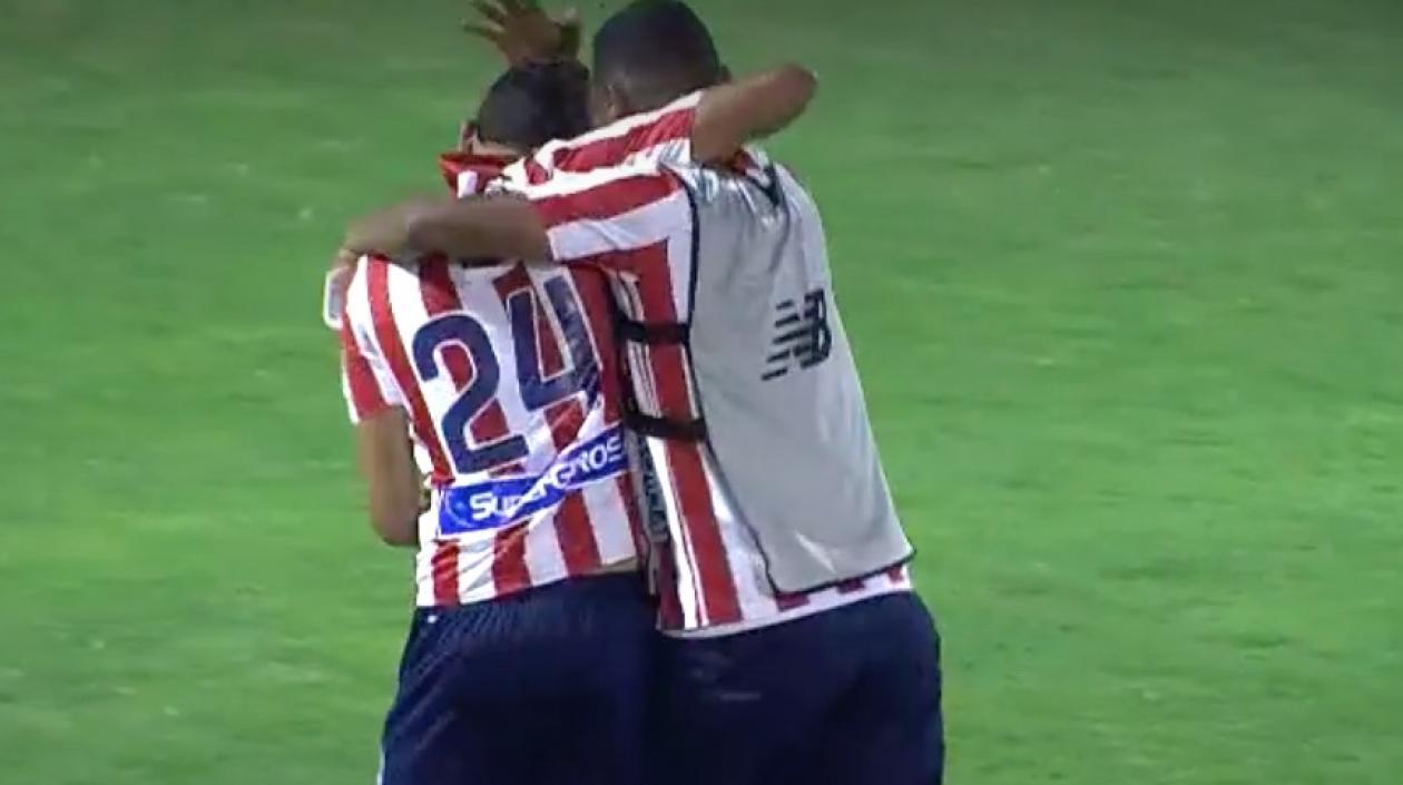 Víctor Cantillo celebrando el gol con Luis Narváez quien se encuentra en la banca.