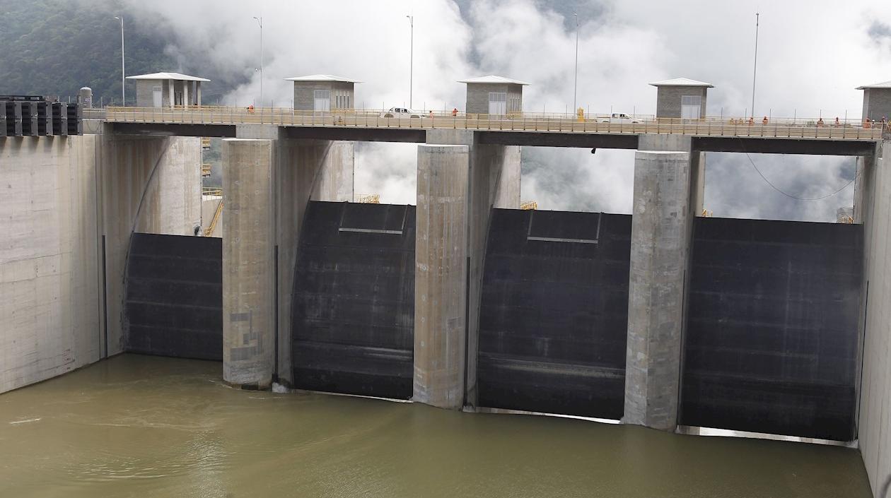 Fotografía de las compuertas del Proyecto Hidroeléctrico Ituango este viernes, en Ituango, departamento de Antioquia.