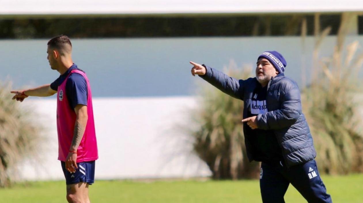 Diego Maradona durante el entrenamiento de Gimnasia y Esgrima. 