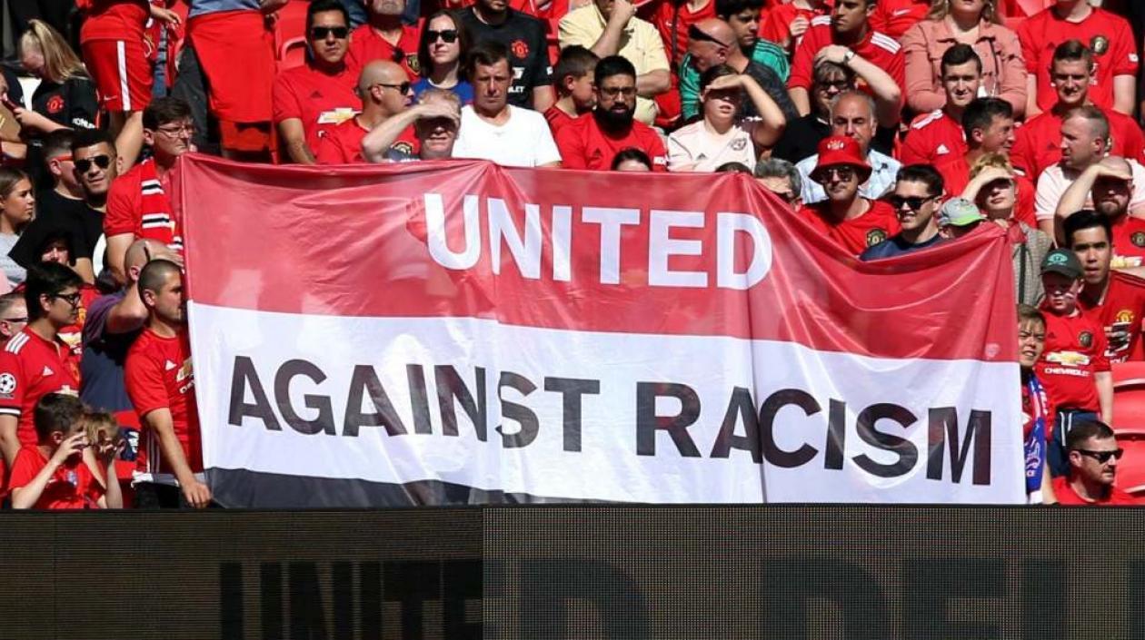 Aficionados muestran una pancarta rechazando el racismo. 
