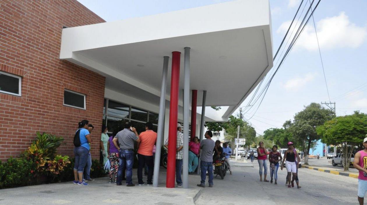 En el hospital de Puerto Colombia se confirmó la muerte del pasajero del bus.