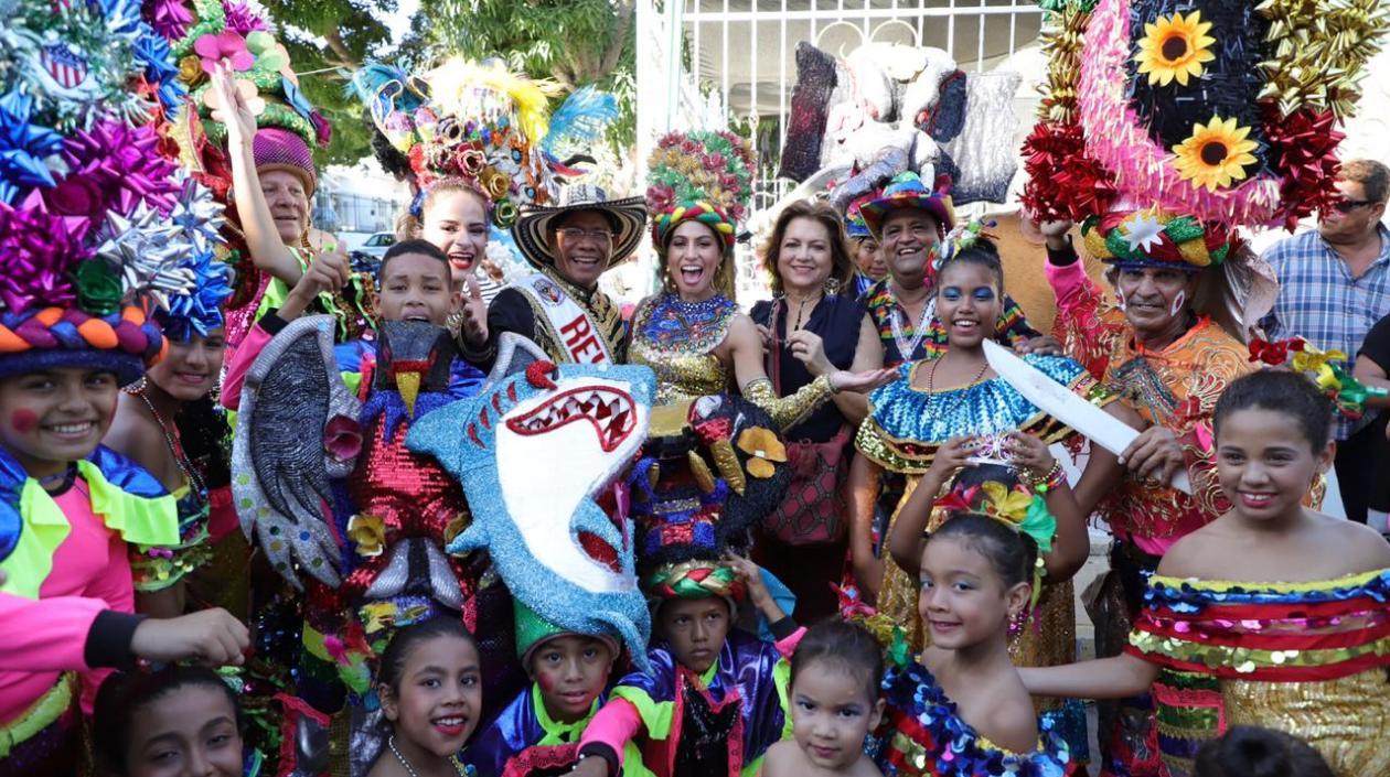 Reyes del Carnaval de Barranquilla durante el recorrido de las izadas de bandera.
