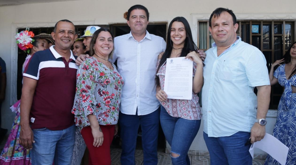 Milena Vidal recibiendo el decreto de parte del alcalde de Soledad Rodolfo Ucrós.