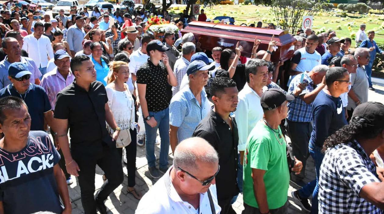 La multitud durante el sepelio de 'Chicho Pijuán'.