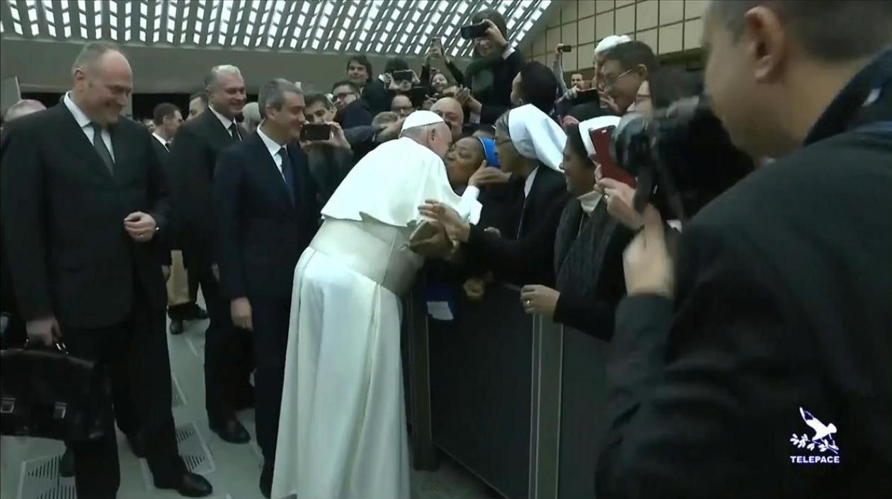Momento del beso entre el Papa y la monja.