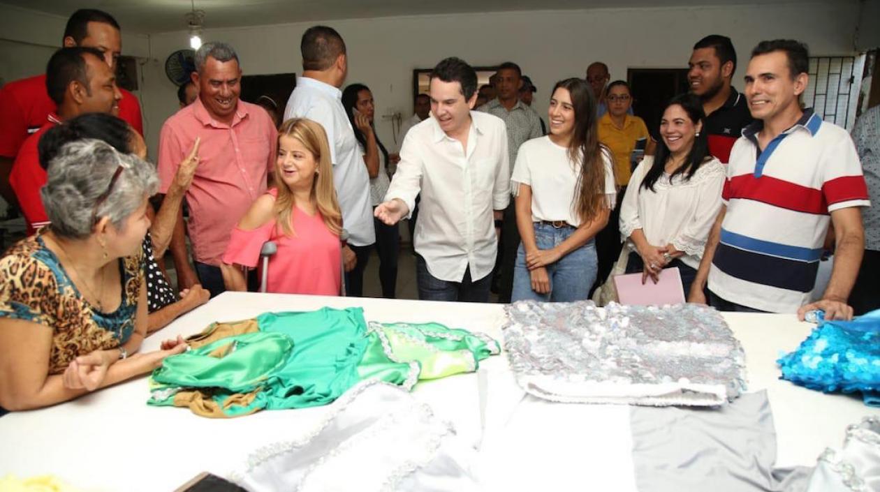La Gobernadora Elsa Noguera y el Secretario Miguel Vergara con las costureras de Juan de Acosta.