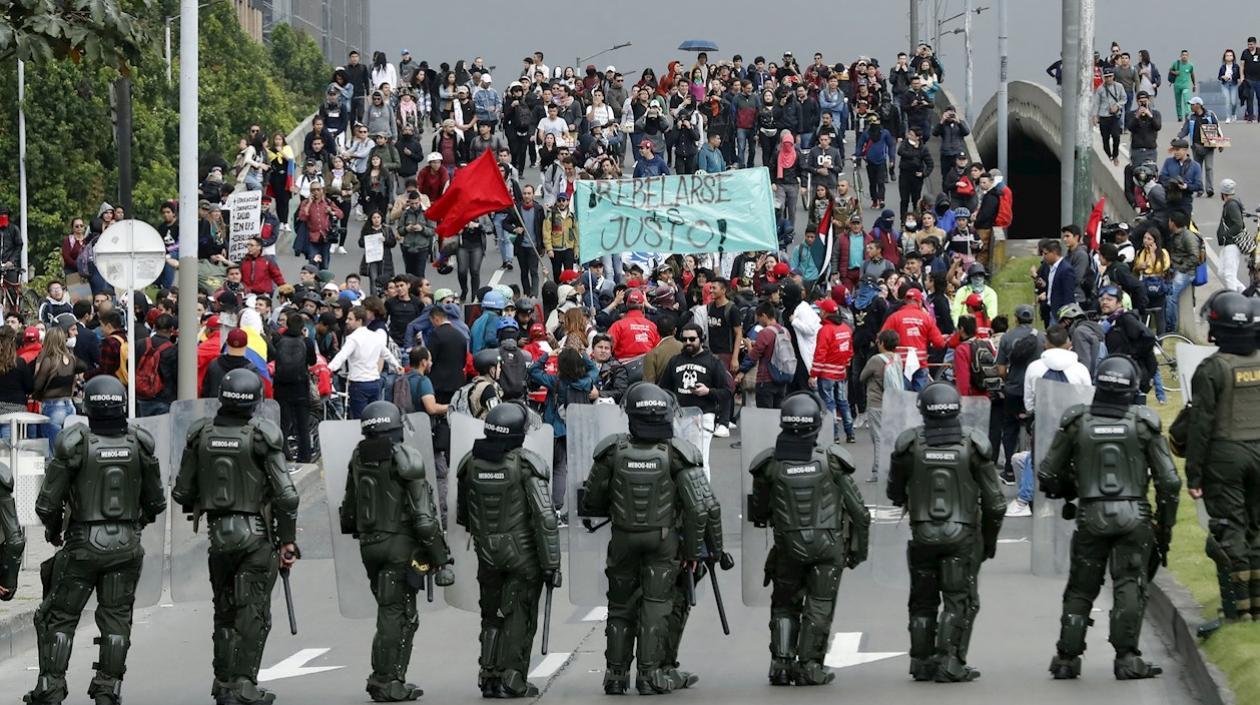 Agentes de la policía antidisturbios bloquean el paso a manifestantes