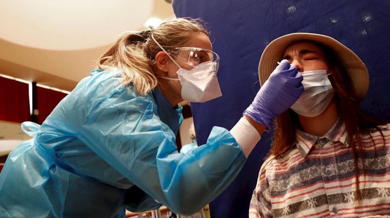 Una trabajadora de la salud realiza una prueba Covid-19 en Francia.