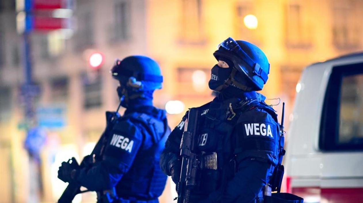 Varios policías en el centro de Viena, Austria. 