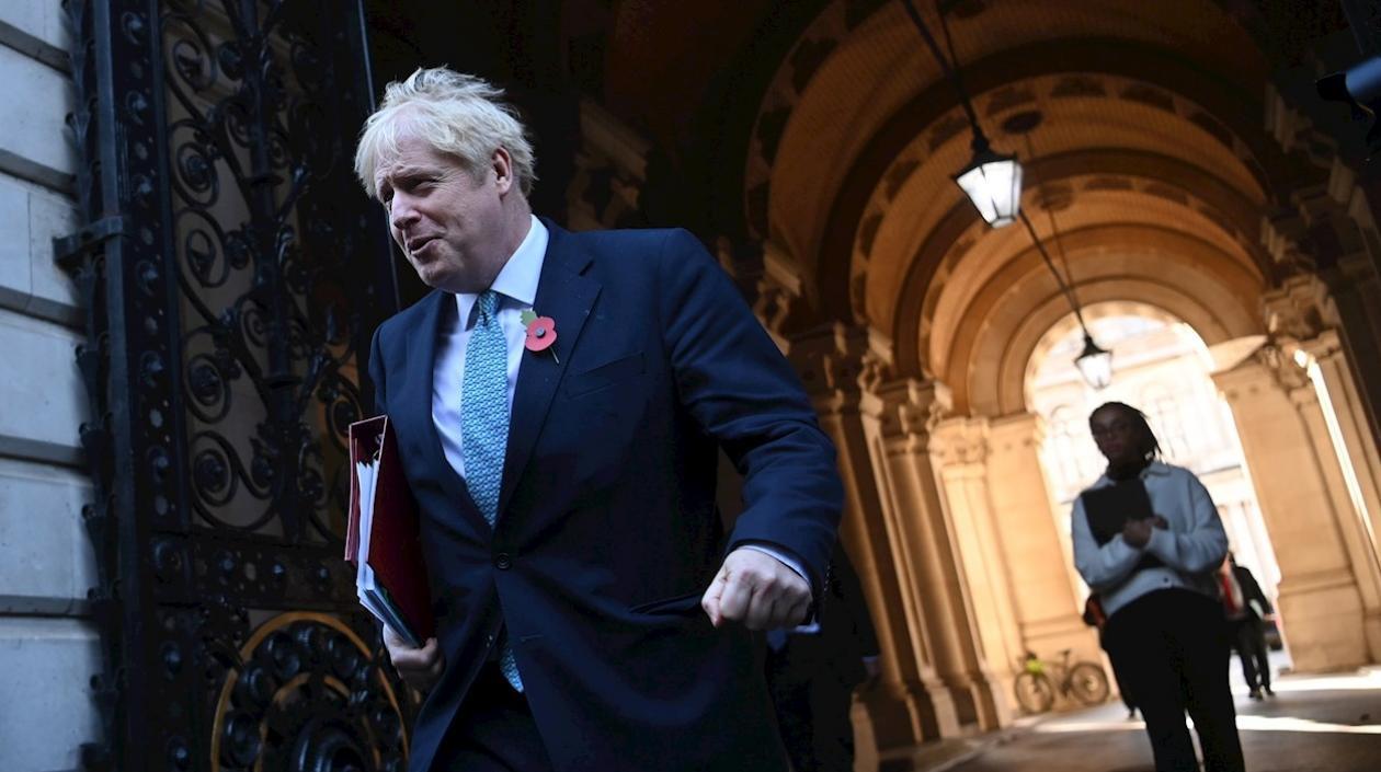 El primer ministro británico Boris Johnson a su salida del consejo de ministros celebrado en Londres.