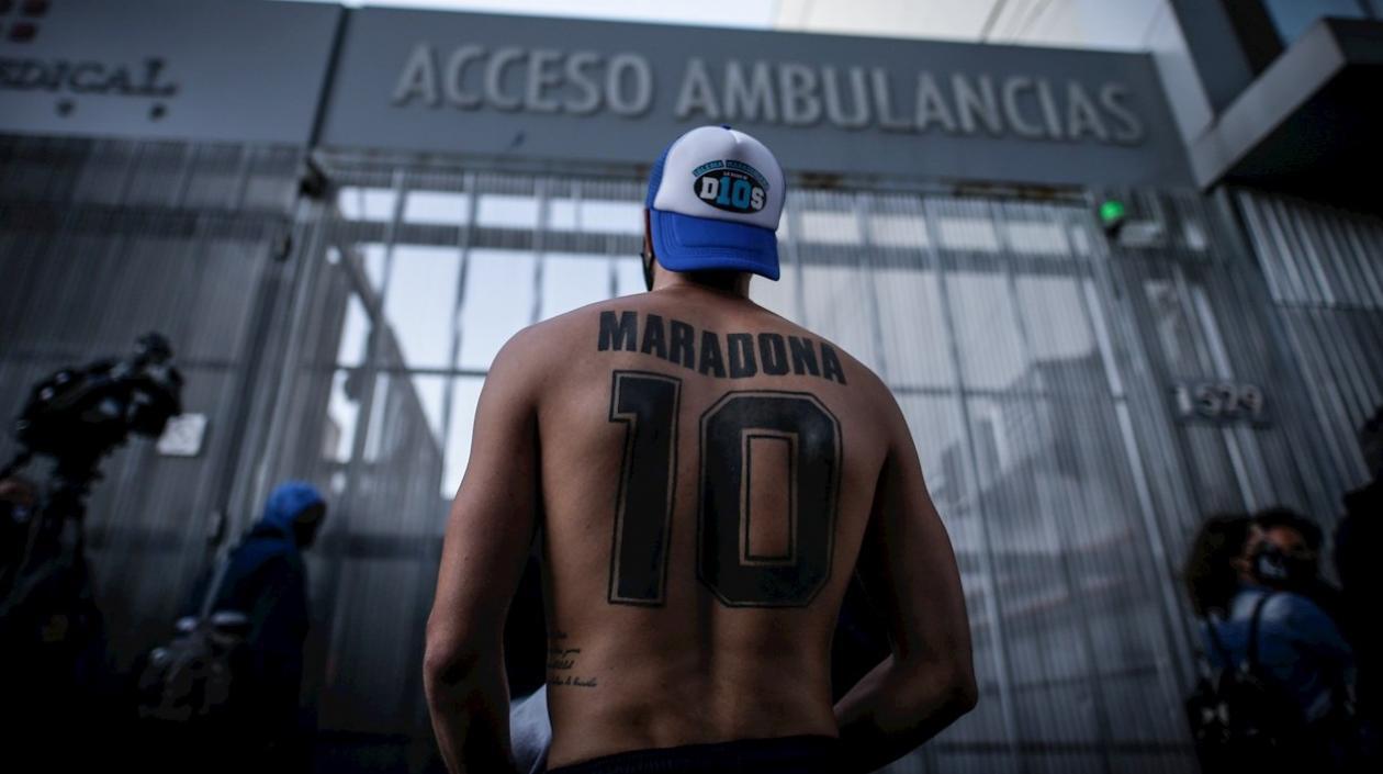 Hincha de Diego Maradona a la entrada al hospital. 