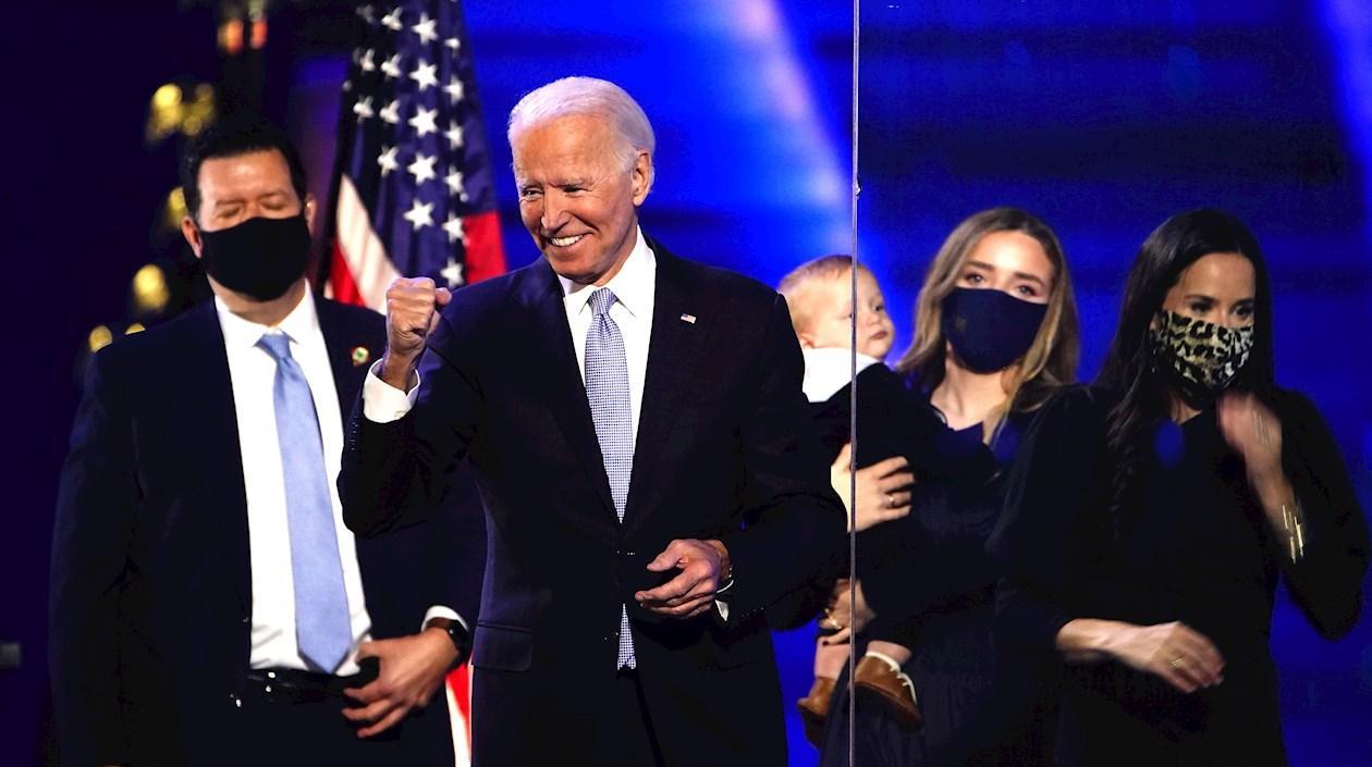 Joe Biden festeja con su grupo de campaña. 